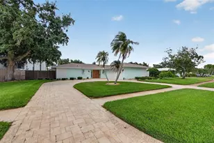 1022 Eden Isle Dr NE, Saint Petersburg, FL 33704 - Photo 7