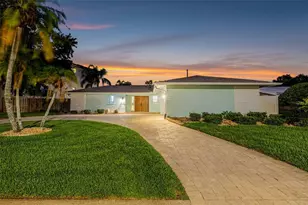 1022 Eden Isle Dr NE, Saint Petersburg, FL 33704 - Photo 3