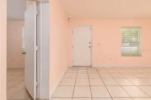 8702 Fish Lake Rd, Tampa, FL 33619 - Photo 9