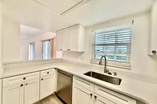 8801 Bay Pointe Dr, Tampa, FL 33615 - Photo 5