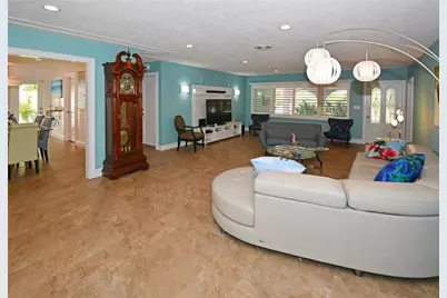 7020 Mango Avenue S, Saint Petersburg, FL 33707 - Photo 9