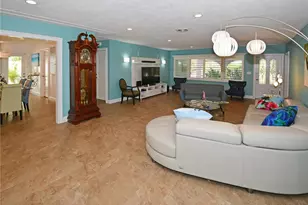 7020 Mango Ave S, Saint Petersburg, FL 33707 - Photo 9