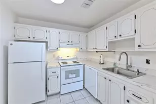 401 Dorchester Pl, Sun City Center, FL 33573 - Photo 11