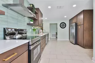 8715 Hampden Dr, Tampa, FL 33626 - Photo 9