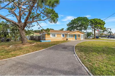 7901 Causeway Boulevard S, Saint Petersburg, FL 33707 - Photo 5