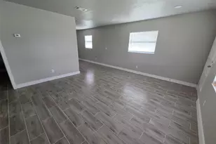 38300 Henry Dr, Zephyrhills, FL 33542 - Photo 5