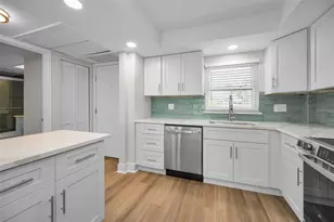 4650 Cove Cir, Saint Petersburg, FL 33708 - Photo 13
