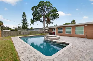 4627 Venetian Blvd NE, Saint Petersburg, FL 33704 - Photo 5