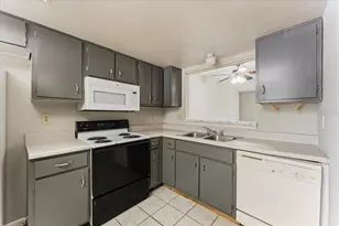 6332 Newtown Cir, Tampa, FL 33615 - Photo 5