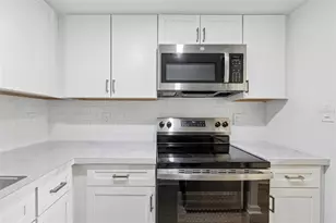 8101 11th St N, Saint Petersburg, FL 33702 - Photo 9