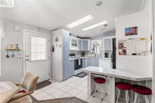 556 Mt Oak Ave NE, Saint Petersburg, FL 33702 - Photo 7