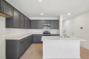 34559 Turpins Ave, Zephyrhills, FL 33541 - Photo 9