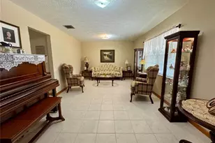 827 Strawberry Ln, Brandon, FL 33511 - Photo 5