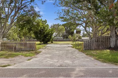 698 Villagrande Avenue S, Saint Petersburg, FL 33707 - Photo 17