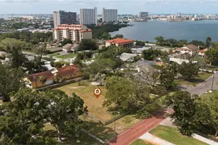 698 Villa Grande Ave S, Saint Petersburg, FL 33707 - Photo 1