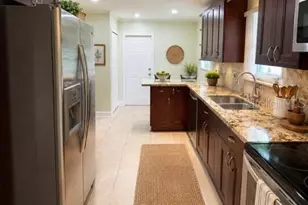 1029 W Country Club Cir, Plantation, FL 33317 - Photo 5
