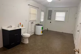 8009 Paulson Ln, Tampa, FL 33617 - Photo 11