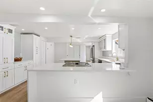 301 81st Ave NE, Saint Petersburg, FL 33702 - Photo 5