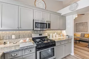 8709 Busch Oaks St, Tampa, FL 33617 - Photo 9