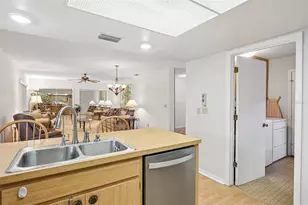 2017 Hampstead Cir, Sun City Center, FL 33573 - Photo 15