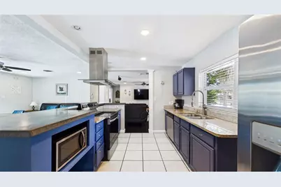 6400 Pelican Drive S, Saint Petersburg, FL 33707 - Photo 17