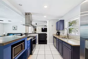 6400 Pelican Dr S, Saint Petersburg, FL 33707 - Photo 17