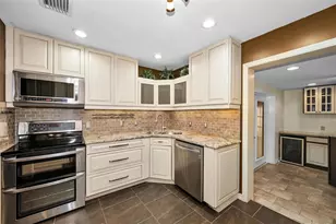 6701 Orchard Dr N, Saint Petersburg, FL 33702 - Photo 11