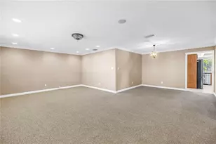 1820 Tanglewood Dr NE, Saint Petersburg, FL 33702 - Photo 13