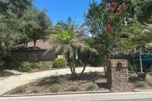 2702 Clubhouse Dr, Plant City, FL 33566 - Photo 1