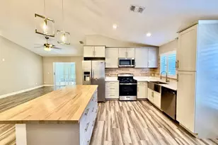 8711 Busch Oaks St, Tampa, FL 33617 - Photo 13