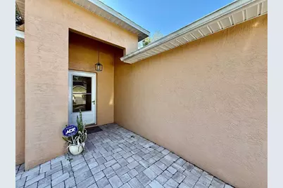 8711 Busch Oaks Street, Tampa, FL 33617 - Photo 3