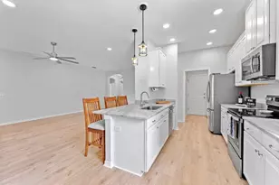 6052 Champions Gate Blvd, Zephyrhills, FL 33541 - Photo 15