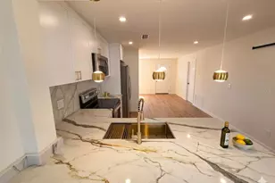 8120 7th St N, Saint Petersburg, FL 33702 - Photo 9