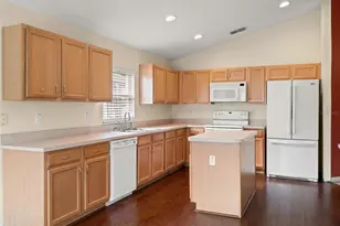 2318 Barons Ct, Tavares, FL 32778 - Photo 11