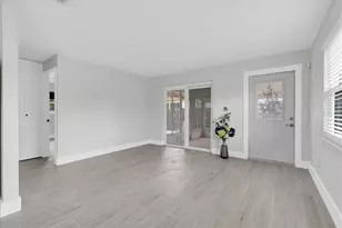 4201 Des Moines St NE, Saint Petersburg, FL 33703 - Photo 3