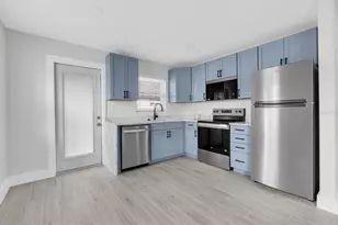 4201 Des Moines St NE, Saint Petersburg, FL 33703 - Photo 9