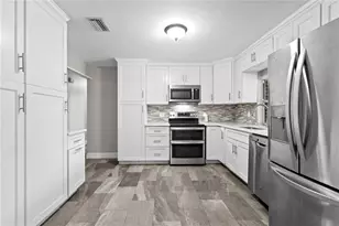 6928 Greenhill Pl, Tampa, FL 33617 - Photo 9