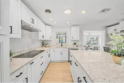 9472 Treasure Lane NE, Saint Petersburg, FL 33702 - Photo 13