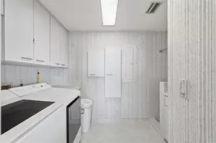 2869 Seabreeze Dr S, Saint Petersburg, FL 33707 - Photo 21