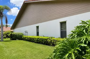 4068 Wilshire Cir E, Sarasota, FL 34238 - Photo 19