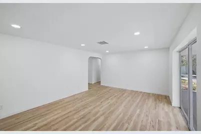 7520 20th Street N, Saint Petersburg, FL 33702 - Photo 9