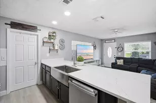 7506 Coral Vine Ln, Tampa, FL 33619 - Photo 7