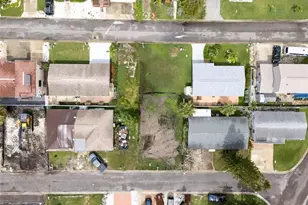 18005 1st St E, Saint Petersburg, FL 33708 - Photo 5