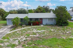 525 Hampton Ave NE, Saint Petersburg, FL 33703 - Photo 1