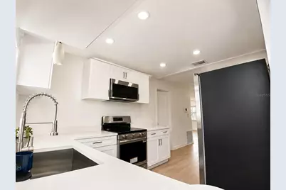 1834 New Hampshire Avenue NE, Saint Petersburg, FL 33703 - Photo 3
