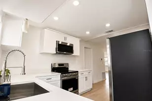 1834 New Hampshire Ave NE, Saint Petersburg, FL 33703 - Photo 3