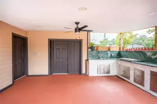 9241 N 52nd St, Tampa, FL 33617 - Photo 5