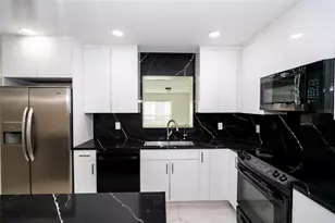 9241 N 52nd St, Tampa, FL 33617 - Photo 31