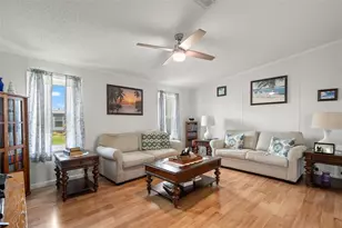 116 Mt Isle Ave NE, Saint Petersburg, FL 33702 - Photo 9
