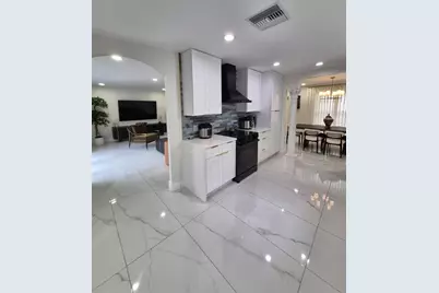 5817 Tampa Shores Boulevard, Tampa, FL 33615 - Photo 9